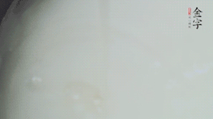 將浸泡了30分鐘的米放入電飯煲中，在水中加入半勺油。