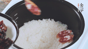 開蓋觀察飯，水微微收干，放入切好的金字香腸、醬肉、醬肉香腸。