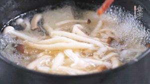 依次放火腿、豆腐，加水大火燒開(kāi)，小火燉煮20分鐘，出鍋前撒上蔥花即可。