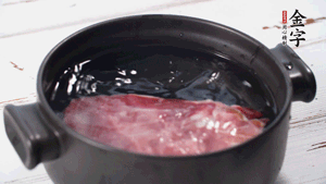 金字火肉溫水浸泡2小時(shí)。（火肉發(fā)酵時(shí)間比火腿短，肉質(zhì)比火腿略軟，鹽分更低）