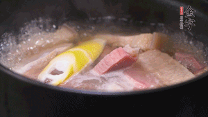 火肉、豬肉加料酒、清水大火煮開后，加入春筍小火慢燉40分鐘，出鍋前撒蔥花即可。