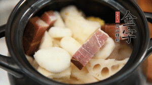 加水沒過食材，加料酒大火煮沸后，再小火燉煮1小時。（如果沒有砂鍋小火燉煮，用電飯煲的煮湯功能、高壓鍋也是可以的。）