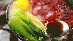 小火繼續(xù)燜，聞到米飯焦香關(guān)火繼續(xù)燜2分鐘。（微微的火力讓米飯和香腸融為一體，滋味互相滲透，又不至于讓米飯成熟太快而導(dǎo)致煳底。）