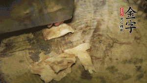 加適量溫水淹沒食材，大火燉至水沸后再小火慢燉1小時(shí)，出鍋前10分鐘加枸杞。（焯過水后的豬蹄不應(yīng)再用涼水，用溫水燉煮更容易軟爛。也可以用高壓鍋或者有煲湯功能的電飯煲，省時(shí)又便于入味。）