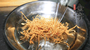 蟲(chóng)草花用涼水浸泡10分鐘，干香菇溫水泡發(fā)至軟去蒂備用。蓮子、紅棗也可一同清洗干凈。