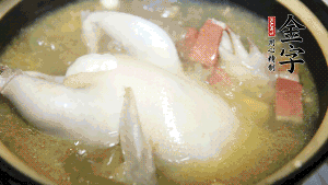 煮沸時(shí)加入蟲(chóng)草花、香菇、紅棗，以料酒調(diào)味繼續(xù)小火燉煮1小時(shí)左右。