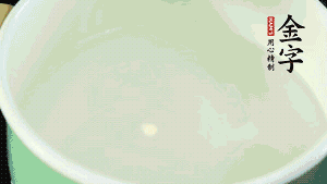 鍋中盛涼水，放入汆燙好的鴿子、火腿片、生姜片。