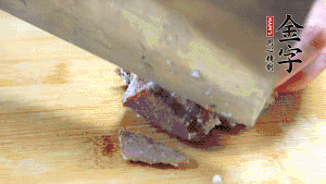 金字鹵牛肉打開(kāi)包裝，把牛肉切成片狀。（眼見(jiàn)為實(shí)，用一整塊牛肉鹵制的鹵牛肉哦，牛肉的香氣感覺(jué)撲鼻而來(lái)有木有！?。。?>
					</div>
					<span>步驟 6/7</span>
					<p>金字鹵牛肉打開(kāi)包裝，把牛肉切成片狀。（眼見(jiàn)為實(shí)，用一整塊牛肉鹵制的鹵牛肉哦，牛肉的香氣感覺(jué)撲鼻而來(lái)有木有?。。。?/p>
				</li><li>
					<div   id=