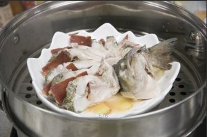 將鱸魚(yú)成花狀擺好，將火腿切片放入各縫隙中，放入鍋中隔水蒸12分鐘拿出，撒上蔥花即可。