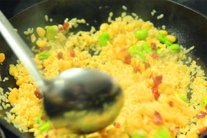 然后加入炒好的食材混合均勻，炒熟即可。出鍋前加少許黑胡椒、鹽和蔥花就可以啦?。?！