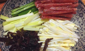 黑木耳泡發(fā)，黑木耳、韭黃、雷筍、青椒切成絲。