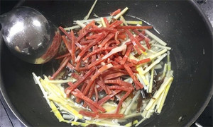 火腿絲、筍絲、黑木耳絲汆水后，瀝干。