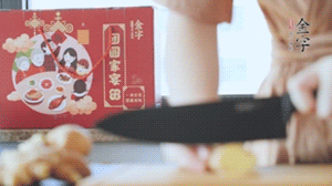 將處理好的老鴨放入冷水鍋中，丟入姜片，冷水煮沸去腥。