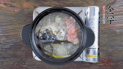 放豆腐、海鮮菇繼續(xù)中小火煮5分鐘。