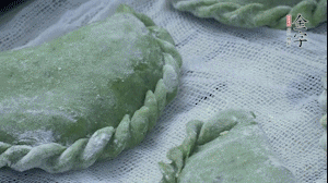 【制作】2.蒸架上墊浸濕的屜布，再放上清明果，大火蒸10~15分鐘，完成，出鍋啦！