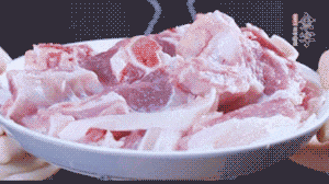 新鮮羊肉冷水入鍋，加姜片、清水焯水，除去血沫。