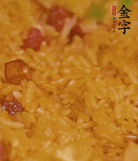 放一撮鹽、生抽少許，倒入炸好的芋頭。最后撒蔥花、蒜末翻炒均勻。