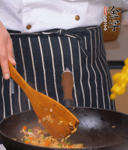 加咖喱塊、少許鹽、白糖調(diào)味，炒至咖喱塊融化后，倒米飯，翻炒至每粒米飯都包裹上咖喱，再放黃椒、青椒粒，出鍋前加菠蘿粒和小蔥翻拌均勻。