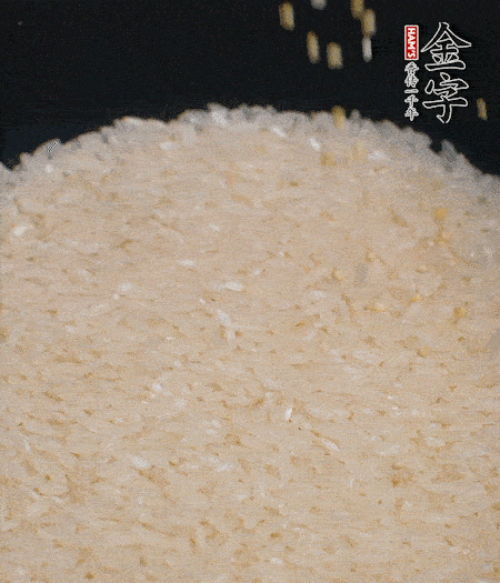 大米和小米一起燜成米飯。
