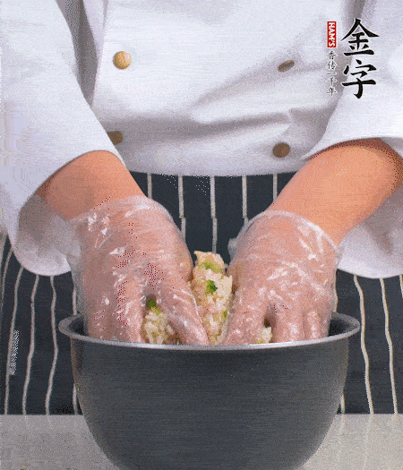 米飯中放西蘭花碎、咸肉丁，加少許黑胡椒、十來滴橄欖油拌勻。