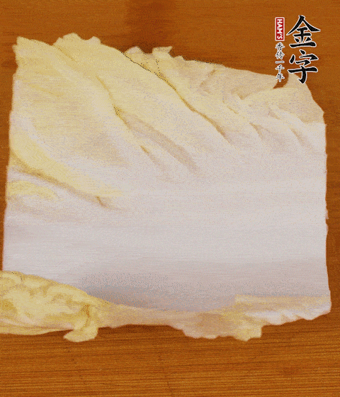 一片白菜一片淡火腿交替疊起，疊個(gè)兩三層放進(jìn)鍋內(nèi)，直到塞滿鍋。
