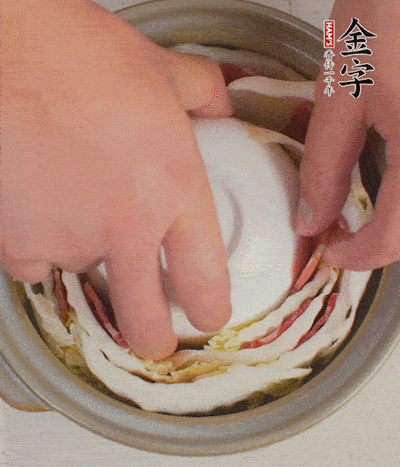 寬度剛好是鍋的高度?？垡粋€(gè)小碗更有助于幫助造型。