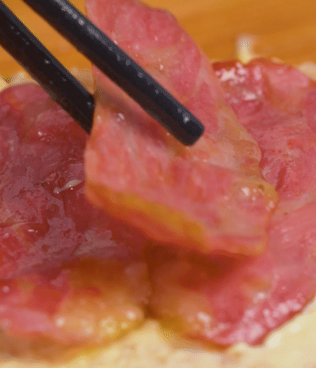 放上火腿、芝士片、生菜，再放一片土司。