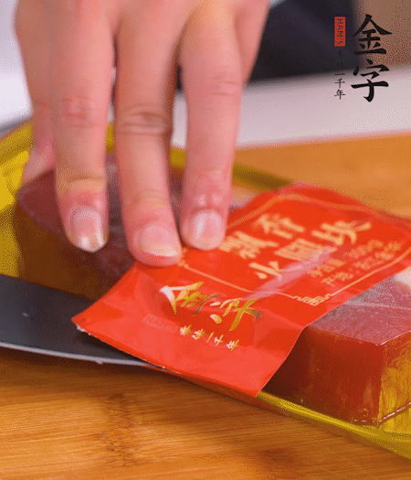 金字火腿切片，生姜切絲，蔥白切末。