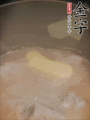 排骨洗凈，加生姜、黃酒焯水，溫水洗凈備用。