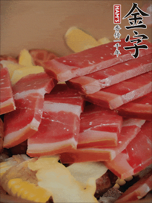 除鮑魚外的所有材料放進鍋里，加清水、姜、黃酒，大火燒開，轉(zhuǎn)小火煲90分鐘。