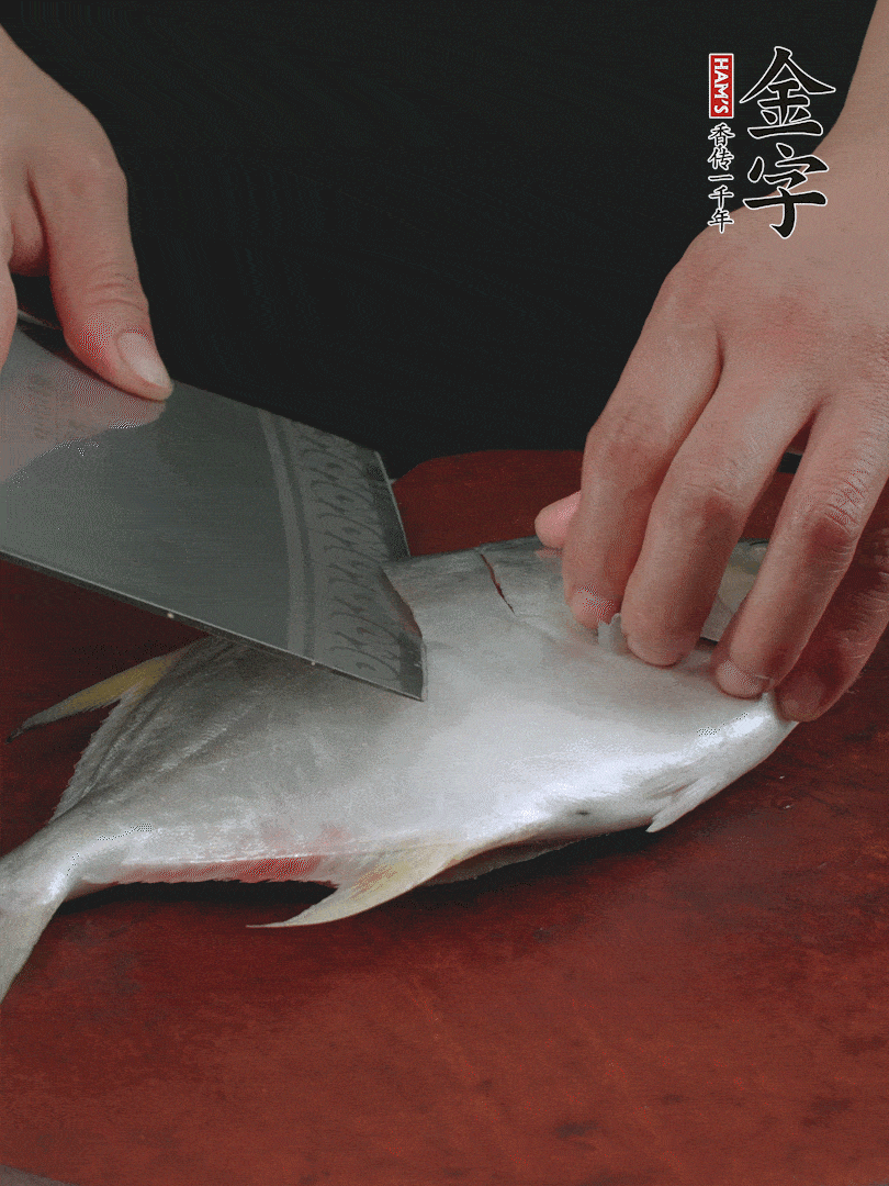 處理干凈銀鯧魚1條，表面斜刀切出花刀。