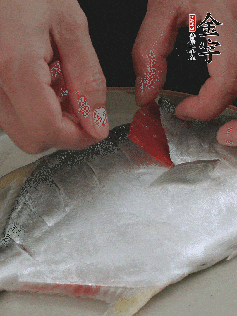 火腿片和姜片塞在刀口處，也塞一些入魚肚。