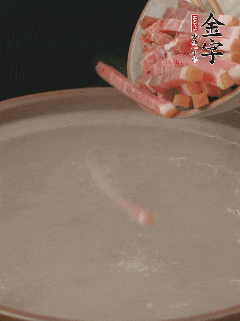 金字火腿切絲，熱水下鍋，放火腿燉煮15分鐘。