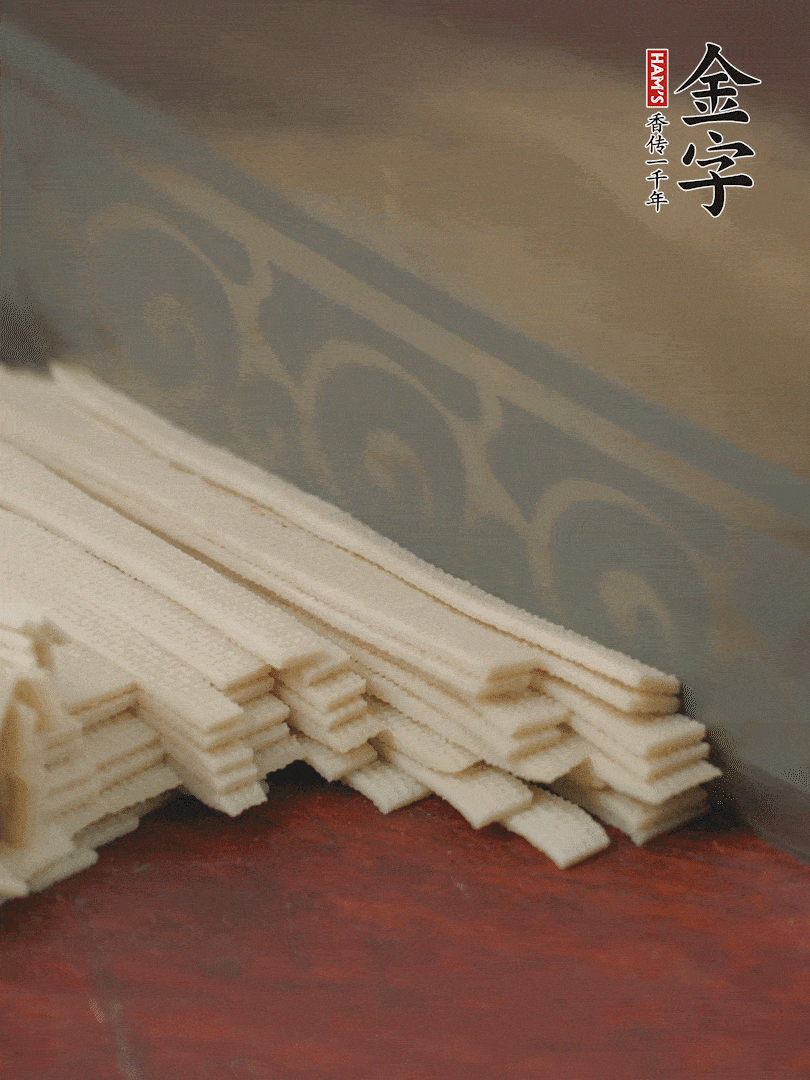 燉火腿期間，千張切細絲，白蘿卜去皮切細絲，蒜葉切細丁。