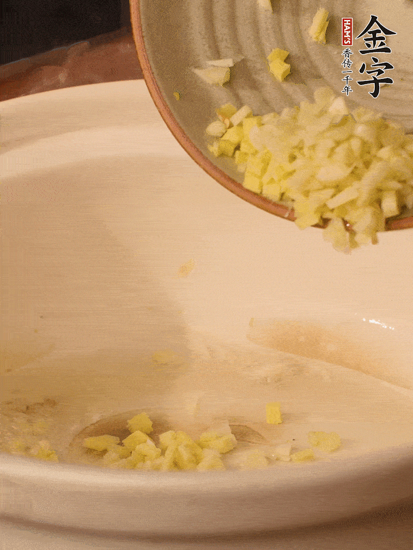 熱油下鍋，姜爆香。下冬瓜略微翻炒。