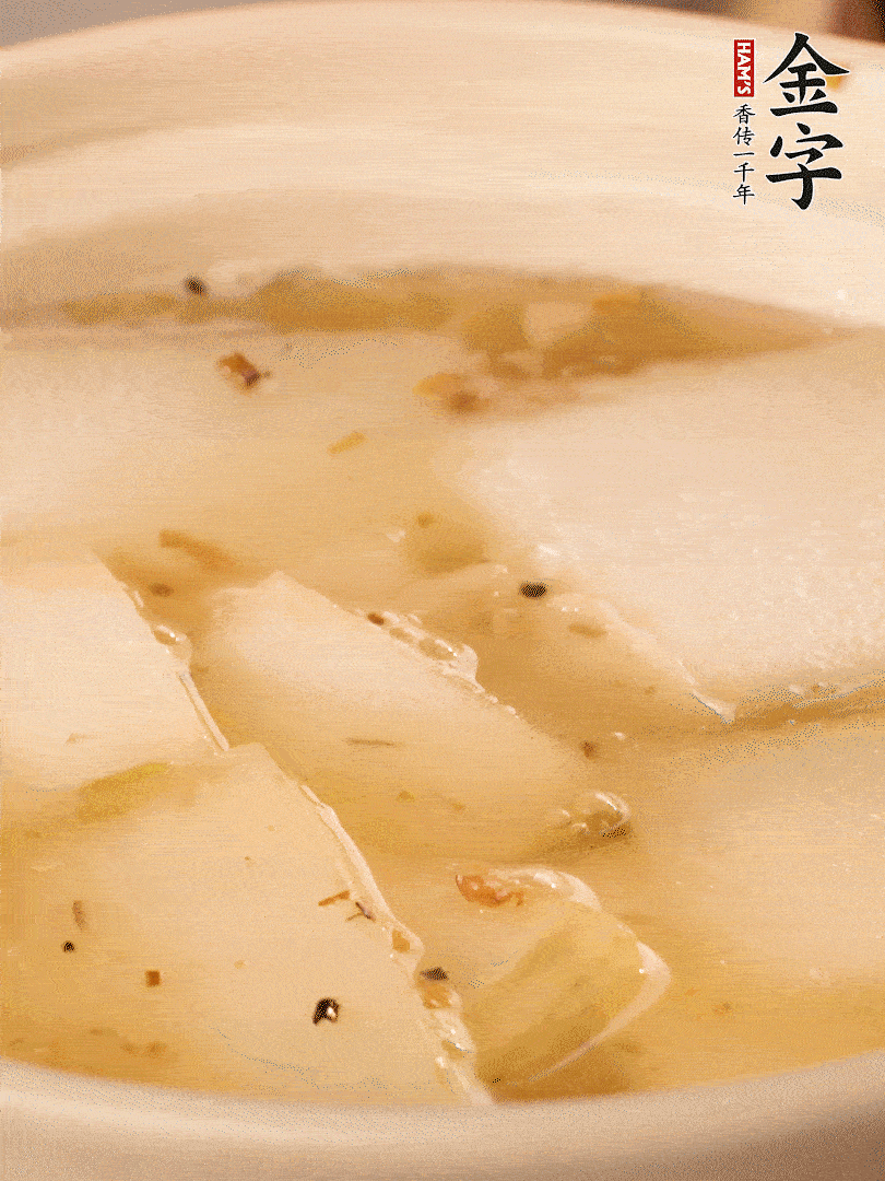 加入適量清水，再放咸肉，淋點(diǎn)黃酒添味。