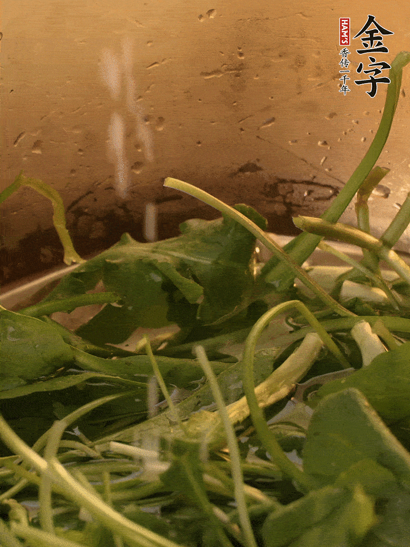 薺菜去掉根部，加小蘇打、鹽熱水沸騰燙軟。