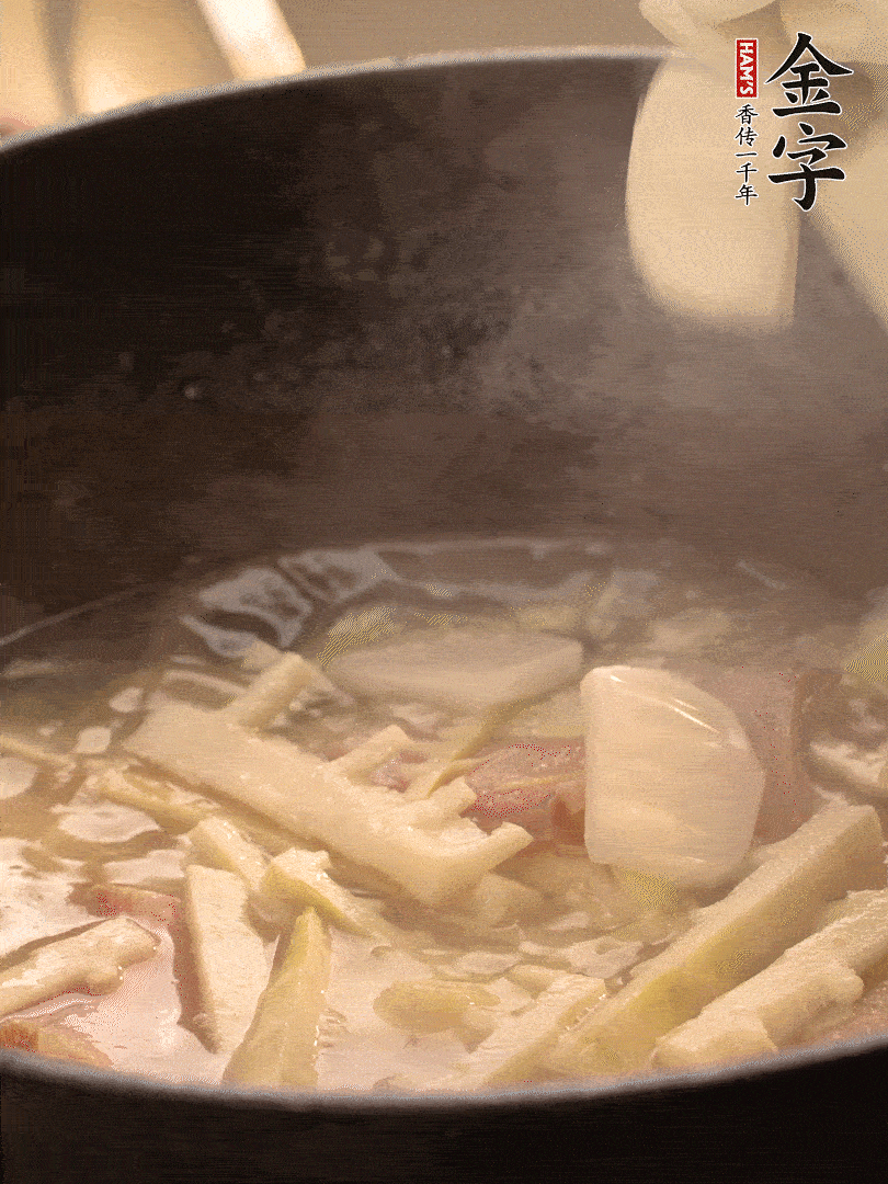 加一點開水后，放年糕燜2分鐘至軟。