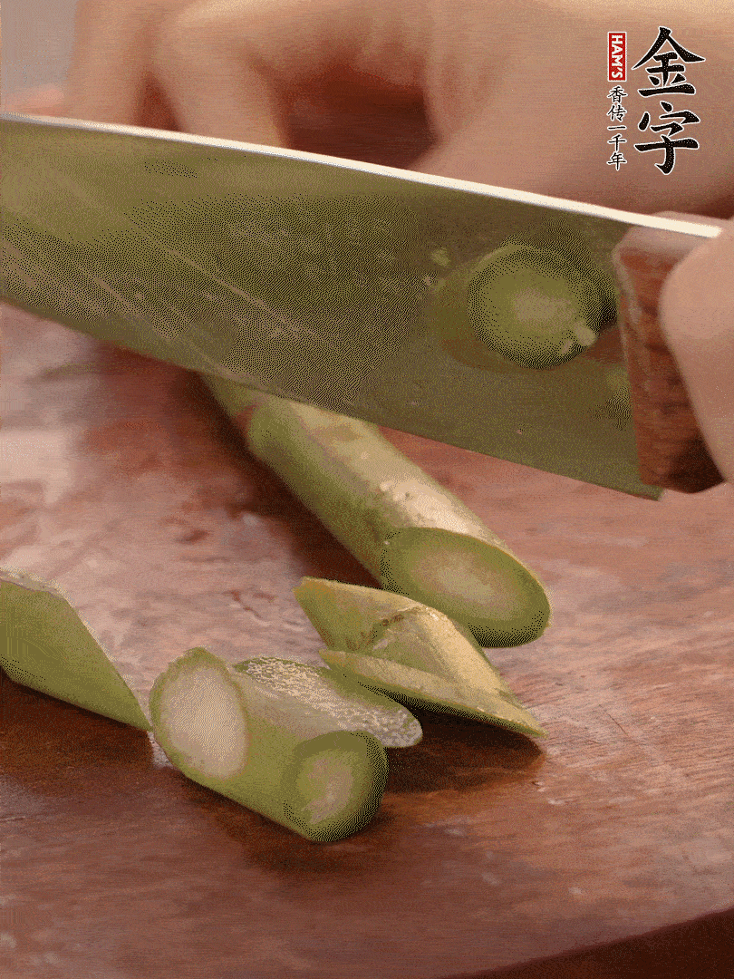 蘆筍去掉底部老的部分，斜切成段。白玉菇去掉根部，日本豆腐切成圓厚片。