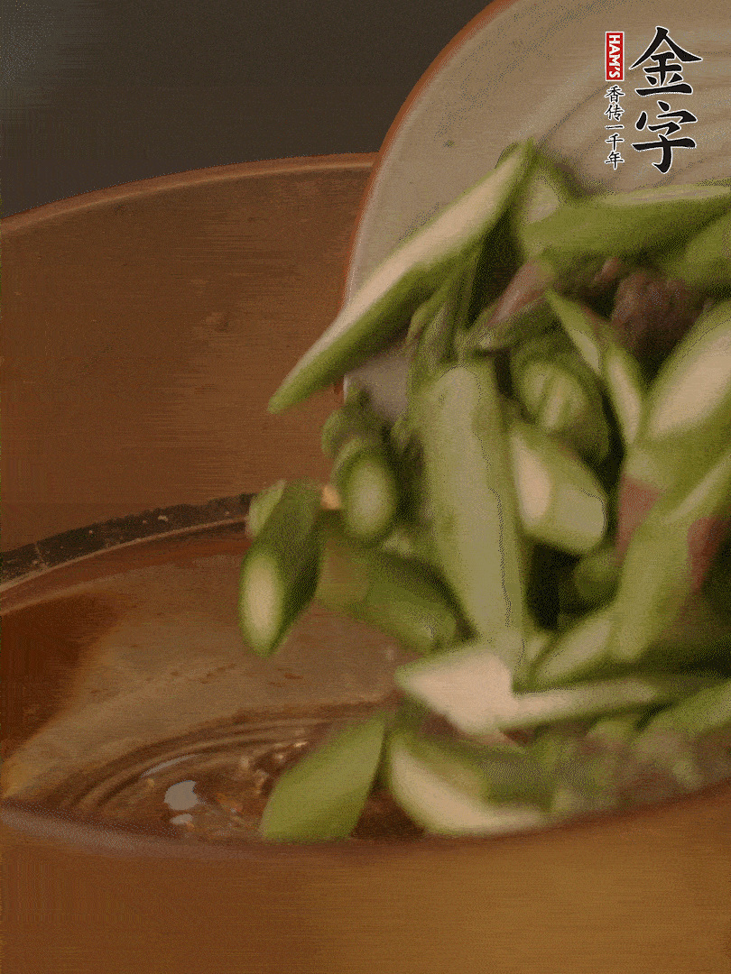 蘆筍、白玉菇焯水30秒備用。