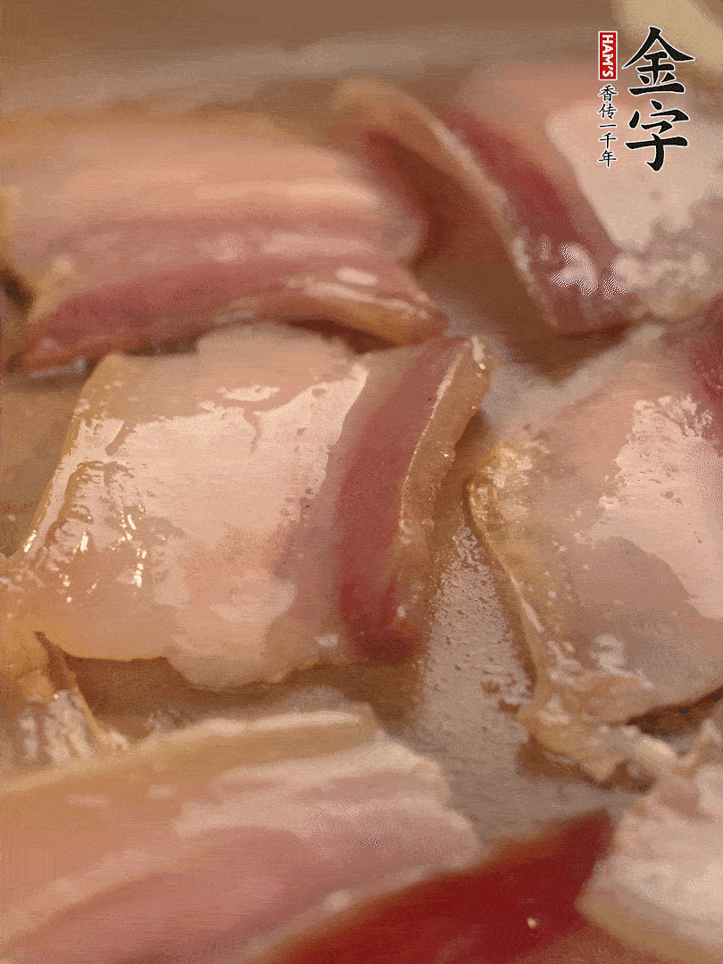 鍋中熱油煸香大蒜、咸肉。