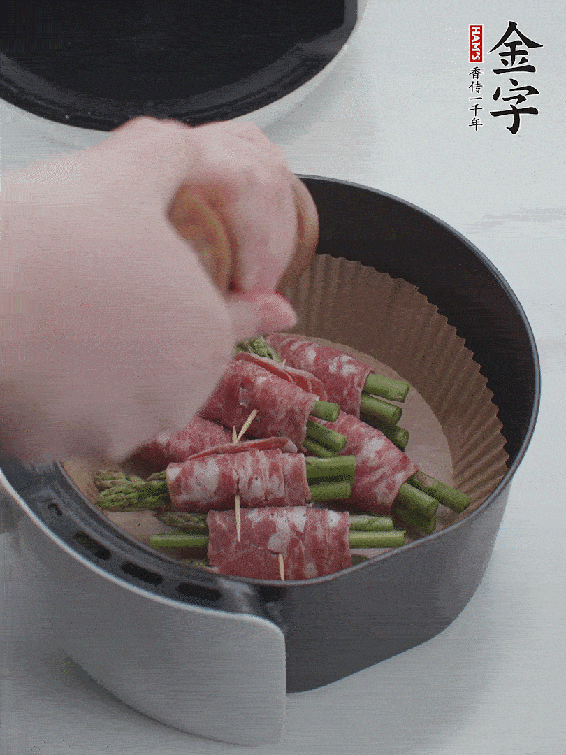 在培根卷上撒點黑胡椒碎。