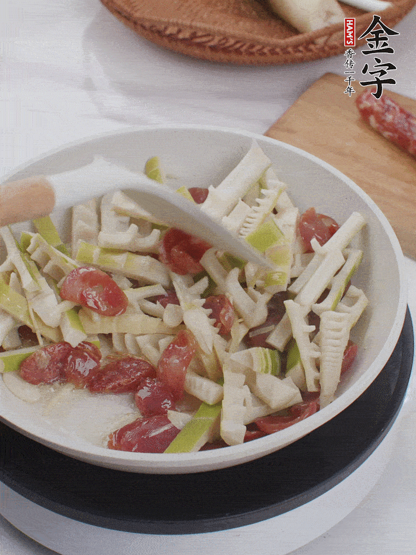 下春筍翻炒均勻，一小撮鹽調(diào)味。