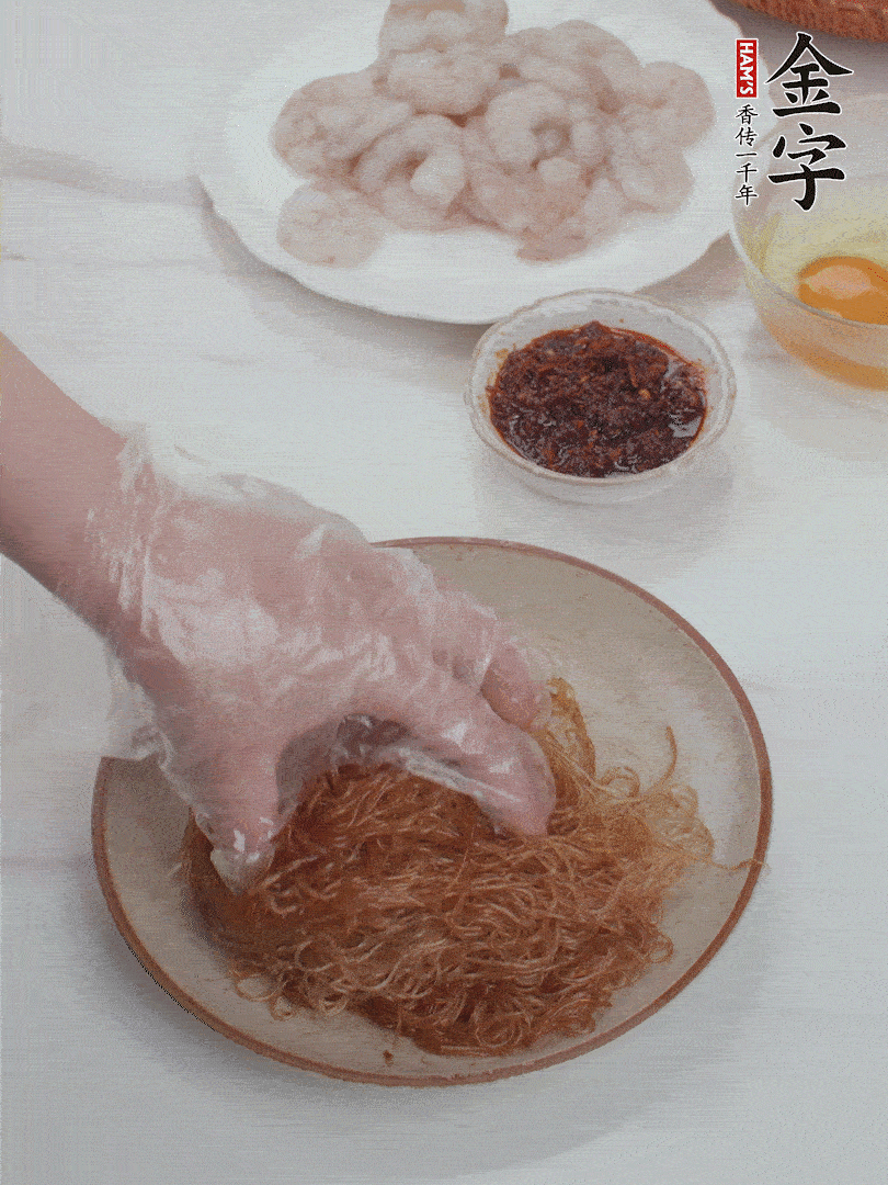 粉絲泡軟后，入沸水煮10秒，撈出后加1/2勺老抽、1/2勺食用油挑松。