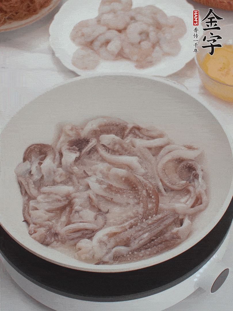 蝦仁、魷魚滑油，蛋液炒制半熟。