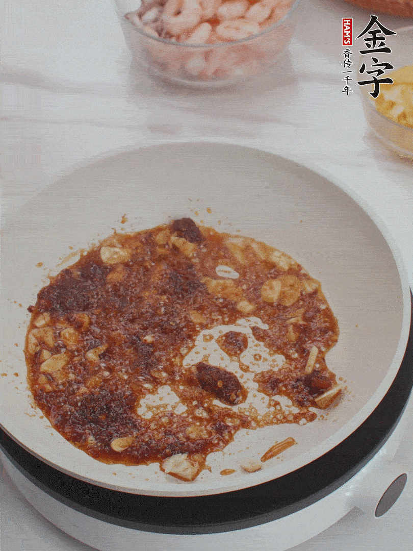 冷鍋熱油，1大勺金字火腿XO醬、蒜末炒香，倒粉絲一起炒。