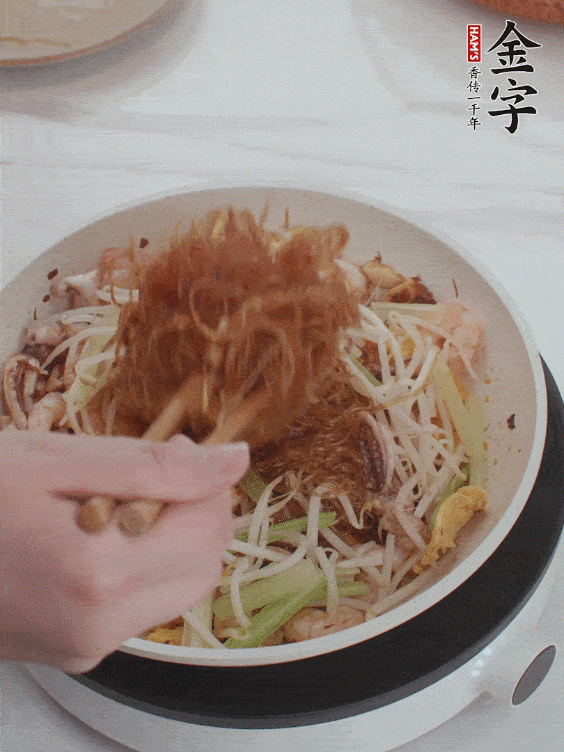 放焯好水的香芹、豆芽翻炒挑松。