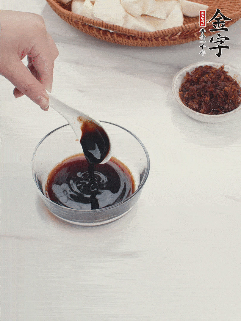 將生抽、老抽、黃酒和白砂糖在小碗里調(diào)成味汁。