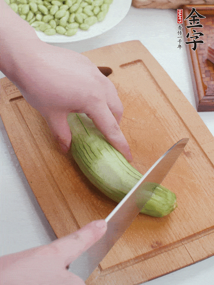 絲瓜去掉外皮，去掉兩端，切成滾刀塊。