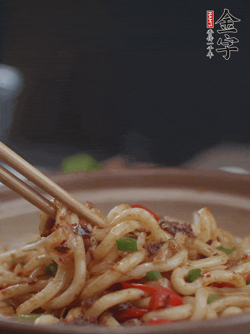一小撮鹽調(diào)味。最后可以點(diǎn)綴香蔥段。